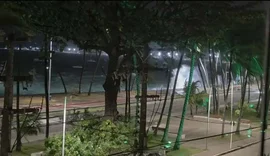 Ressaca do mar impressiona pela força e causa estragos na orla de Ponta Verde