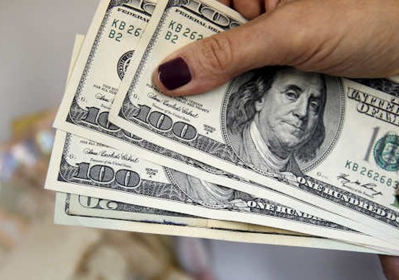 Após duas quedas, Dólar comercial opera em alta de 0,39%