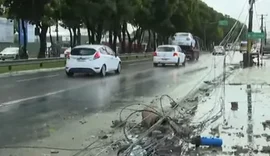 Caminhão derruba poste e interdita faixa na Durval de Góes Monteiro