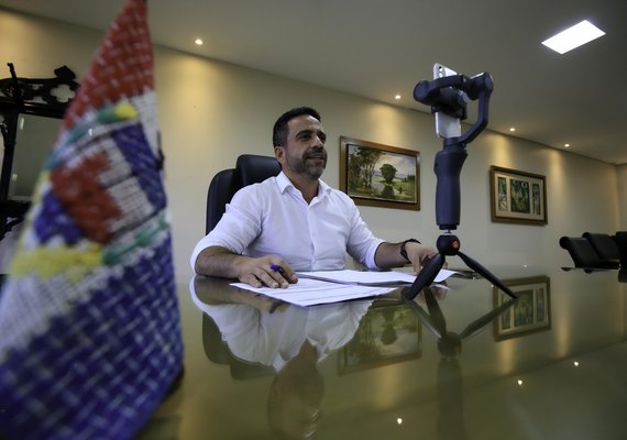 Governador entrega caminhão e anuncia investimentos para Feliz Deserto