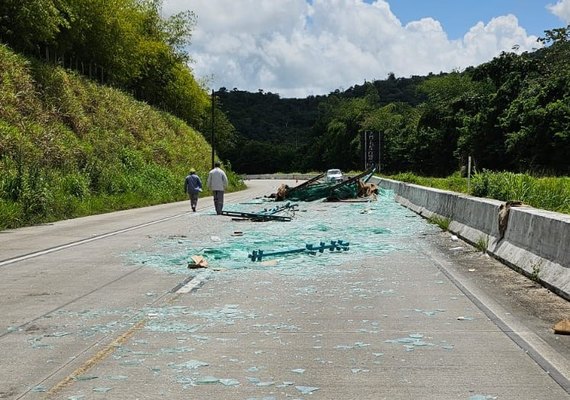Carga de vidro cai de caminhão e deixa trânsito lento na BR-101, em Flexeiras