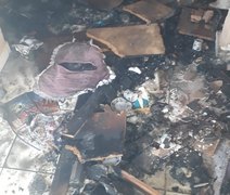 Duas pessoas são socorridas após incêndio destruir parte de casa, em Craíbas