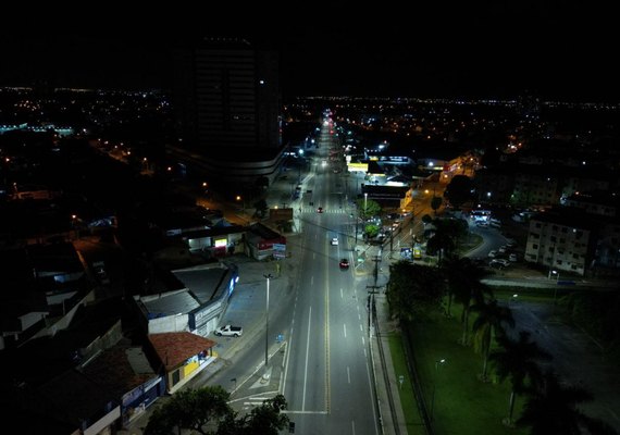 Modernização da iluminação: Avenida Menino Marcelo recebe mais de 500 luminárias de LED