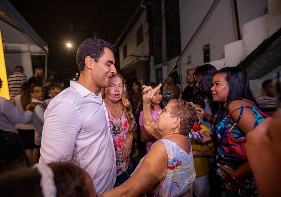 Prefeito JHC entrega nova iluminação em led na Grota das Piabas, no Jacintinho