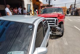 Vídeo: ônibus bate em caminhão que atinge outros 7 veículos na Ponta Grossa, em Maceió