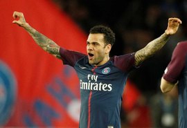 Dani Alves pode se tornar o maior campeão da história nesta terça