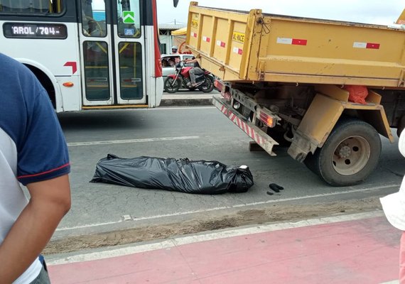 Vídeo mostra motociclista sendo atropelado por caminhão