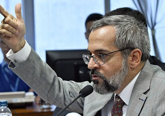 Weintraub ignora decisão judicial e diz que realização do Enem 2020 está mantida