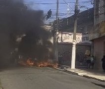 Video: Manifestantes ateiam fogo em pneus em protesto no Centro de Maceió