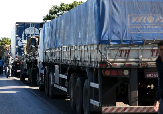 Caminhoneiros iniciam paralisação após aumento no preço dos combustíveis