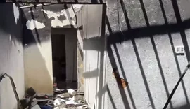 Incêndio causado por curto-circuito destrói residência no bairro Feitosa, em Maceió