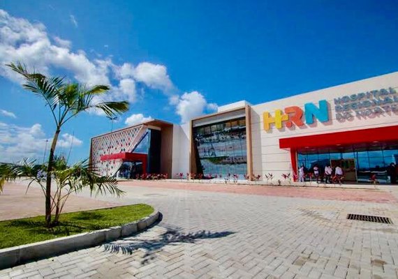 Falso médico tenta induzir família de paciente a pagar por exames em hospital público