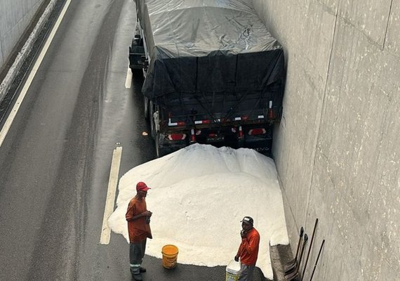 Derramamento de fertilizante na Ladeira Geraldo de Melo causa transtornos no trânsito