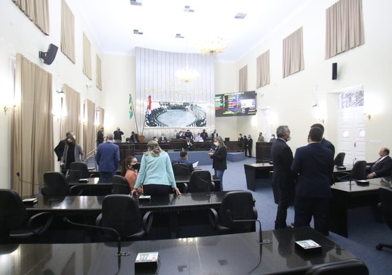 Aprovado, em 1º turno, projeto que extingue desconto de 14% para aposentados