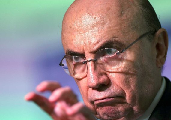 Meirelles muda de tática e cola em Lula