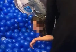 Criança tem cabelo puxado por brinquedo em shopping e fica presa