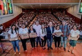 Ronaldo Lopes inicia distribuição de 1.900 computadores para professores e estudantes