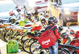 Entregadores de aplicativo protestam em shopping por melhorias de trabalho