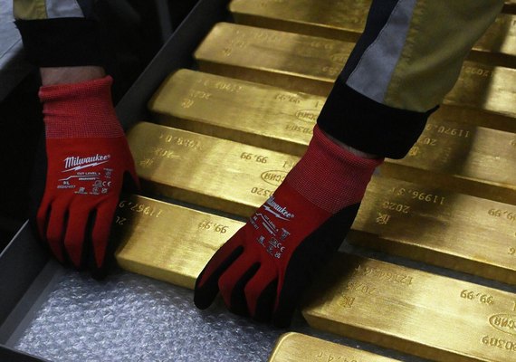Ouro recua ao menor nível em seis meses e amplia perdas no trimestre