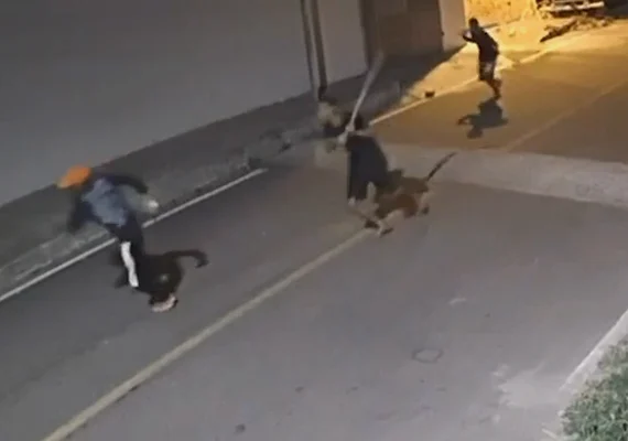 Homem é atacado com pauladas na cabeça em, AL; agressão foi registrada por câmeras