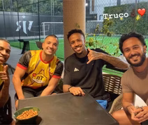 Vini Jr. faz resenha em mansão no Rio com famosos antes de se apresentar na seleção