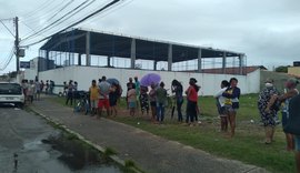 Distribuição de cestas básicas em Maceió se inicia com longas filas