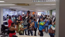 Manifestantes usam explosivo em prédio público e funcionamento de secretarias é suspenso