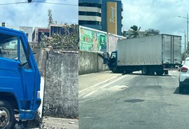 Caminhão-baú derruba poste e bate em muro na orla de Cruz das Almas