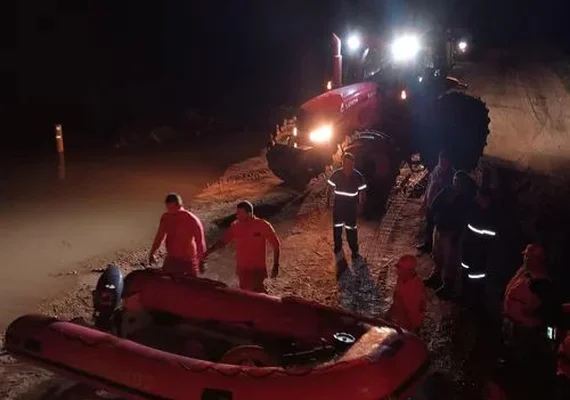 Funcionário é resgatado após ficar ilhado em casa de bomba devido às fortes chuvas