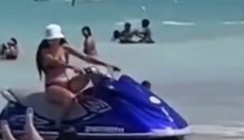 VÍDEO: Banhista é atingida por jet ski em praia de Maragogi