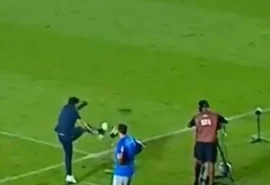 Abel Ferreira é denunciado ao STJD por chute em microfone durante jogo do Palmeiras