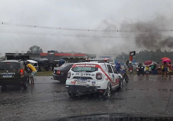 Protesto: Moradores de Satuba fecham os dois sentidos da BR-316