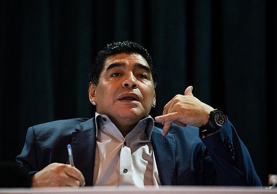 Médico de Maradona falsificou assinatura de ex-jogador, diz jornal