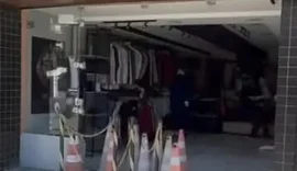 Carro invade loja e destrói parte da estrutura no bairro Mangabeiras, em Maceió