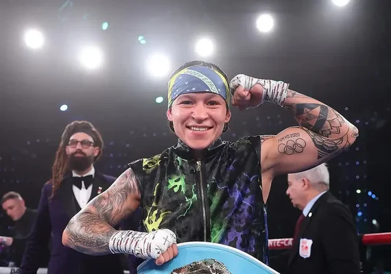 Ferreira bate francesa e mantém cinturão de campeã mundial de boxe
