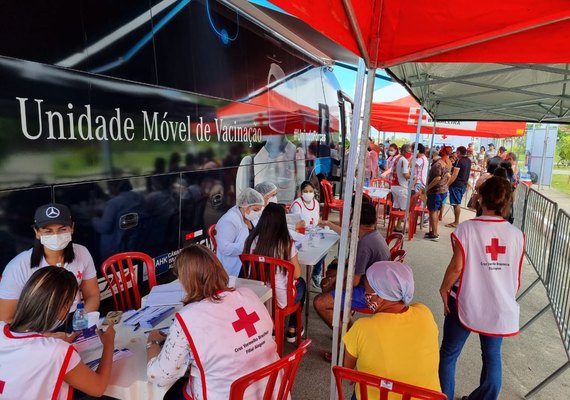 No seu último dia de funcionamento, ônibus da vacina estaciona na Praça Deodoro