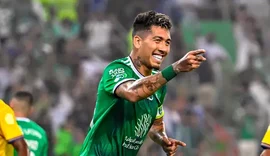 Alagoano Firmino marca três gols em sua estreia no Al-Ahli; confira