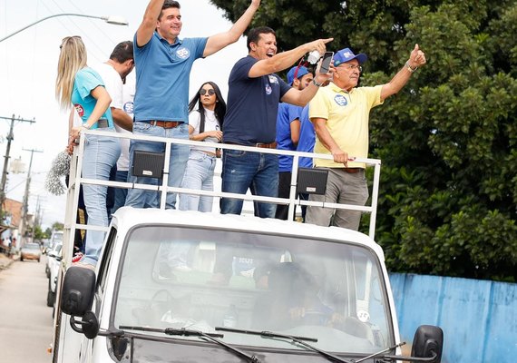 Centenas de famílias aplaudem Rui Palmeira na passagem da Caravana Pra Frente Alagoas