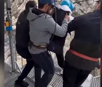 Turista é chutada e forçada a saltar de cânion de 80 metros na Rússia