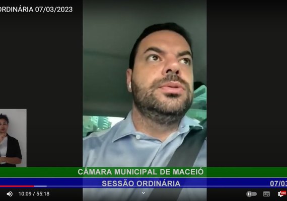 Pelo celular, vereador de Maceió participa de Sessão na Câmara enquanto dirige﻿