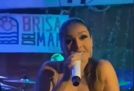 Show é interrompido por cheiro de pum: “Igual a esse, eu nunca senti”; veja vídeo