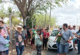 População bloqueia rodovia em protesto contra empresa Águas do Sertão