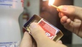 Homem ateia fogo em esposa na frente dos filhos pequenos