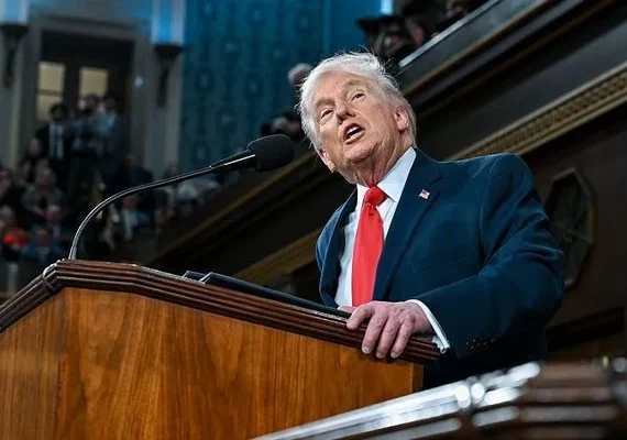 Trump diz que EUA atacaram o Irã 'com muita força' durante a noite