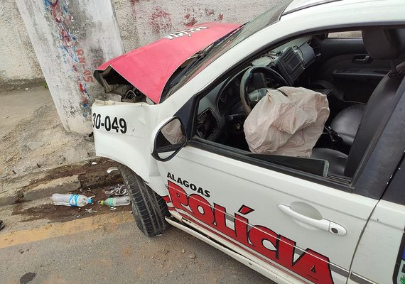 Viatura da PM colide com poste durante perseguição policial