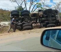 Caminhão com carga de cimento sai de pista e tomba na BR-101, em Teotônio