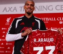 Liverpool anuncia Ronald Araújo como reforço por empréstimo do Barcelona