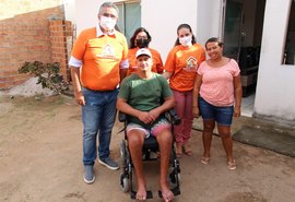 Melhor em Casa: Paciente atendido pelo Programa recebe cadeira de rodas motorizada