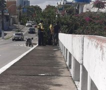 Agentes da SMTT salvam jovem de 19 anos que queria pular de ponte em Maceió﻿