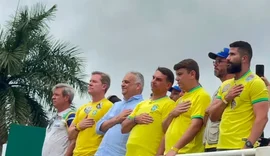 Flávio Bolsonaro reúne apoiadores em motociata na cidade de Arapiraca